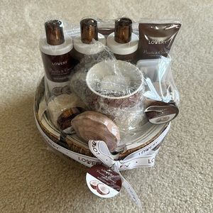 NWT Lovery Vanilla and Coconut Bath set